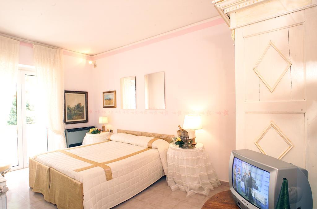 Hotel Velcamare Таркуїнія Номер фото